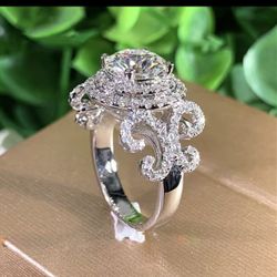 Gorgeous 925 silver plated Ring with Sparkling Zircon Halo - Perfect for Women's