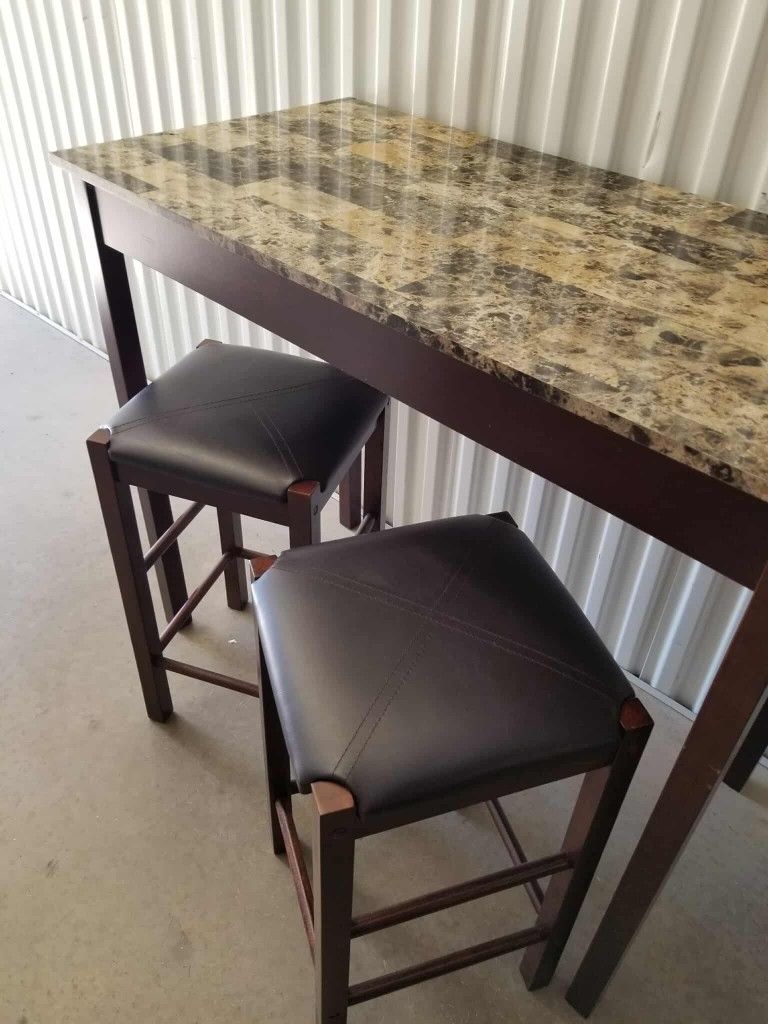 2 Bar Stool Dinnett Set. 