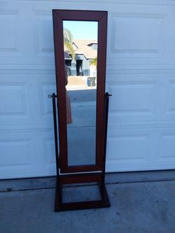 Mirrored jewlery  holder