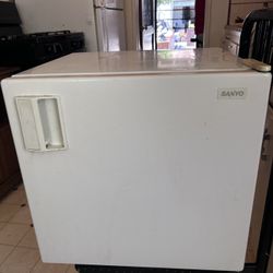 Working Sanyo  Mini fridge With Freezer Gets Cold Fast $20