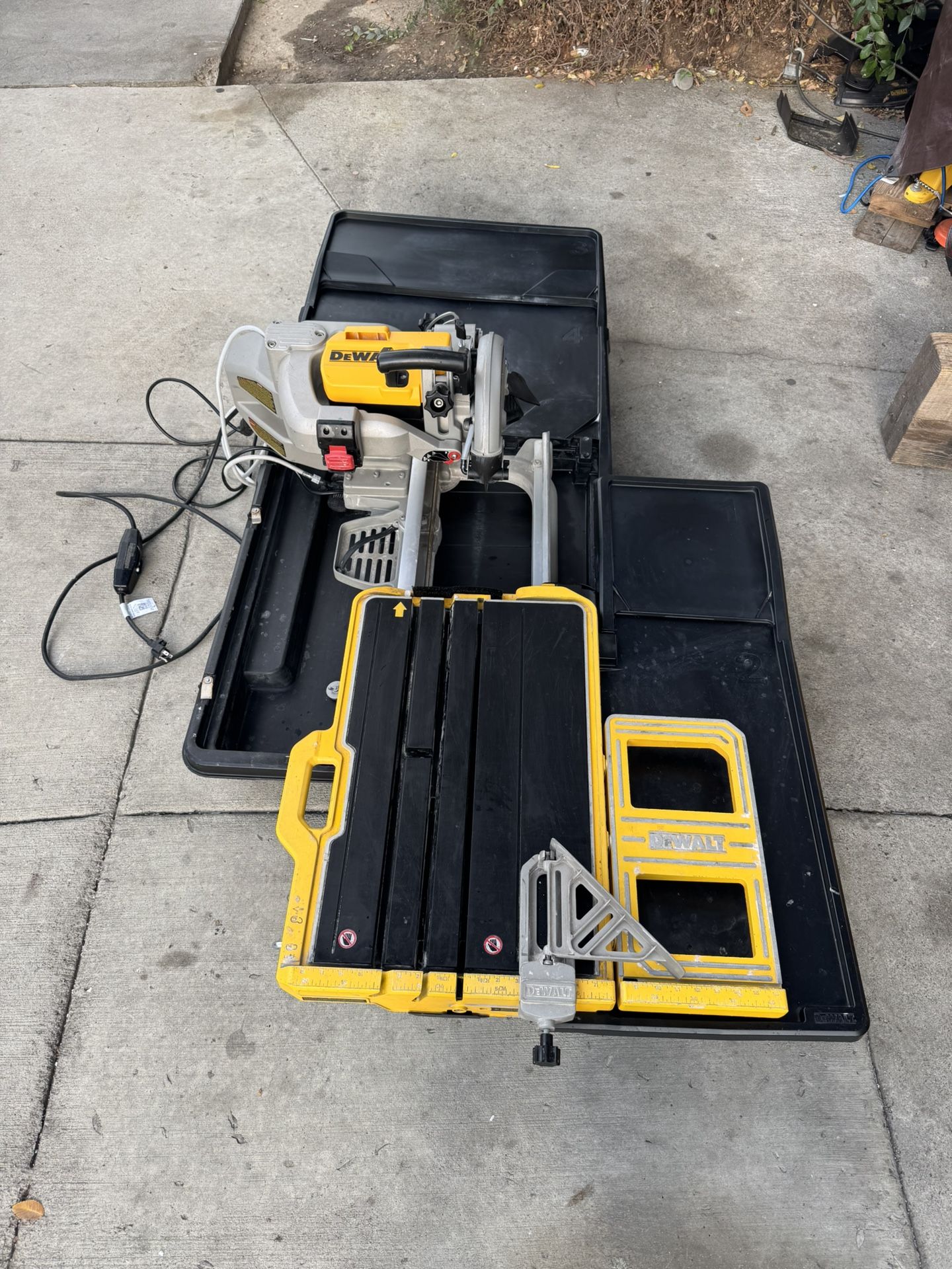 DEWALT 10 in. High Capacity Wet Tile Saw