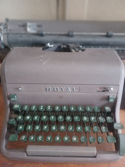 Vintage QUIET ROYAL DELUXE TYPEWRITER