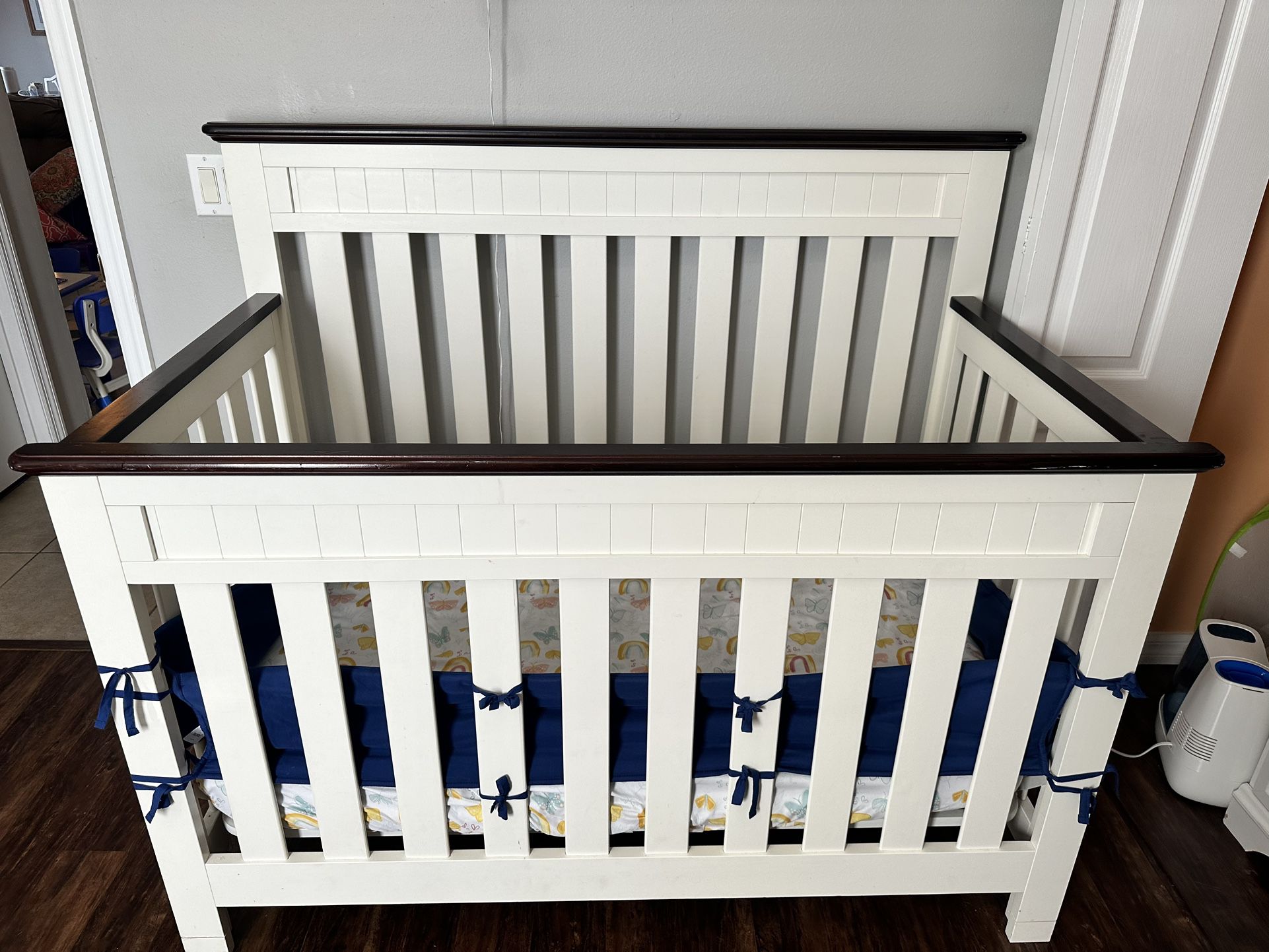 Baby crib With Memory Foam Mattress / Cuna Excelente Condición 