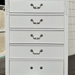 White tall chest by standard furniture L34”*D17”*H48”(address in description) 👇delivery 🚚 available within 15 miles with extra $65 delivery fees,No 