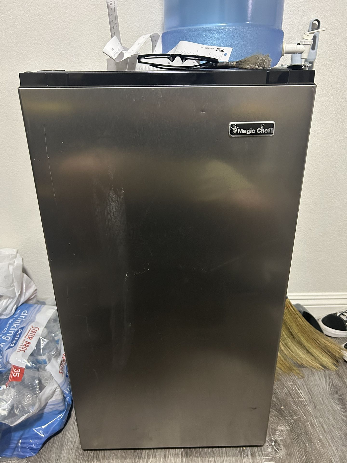 Fridge Magic Chef 2.7cubic Feet