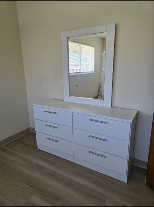 Brand New Dresser With Mirror ❄️  Cómoda Con Espejo Nueva A Estrenar/ Available In Black And White 