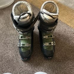 women’s salomon ski boots