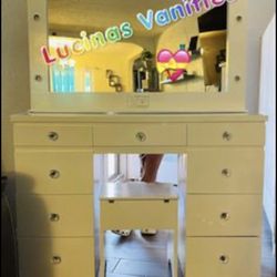 White Glasstop Vanity Set 