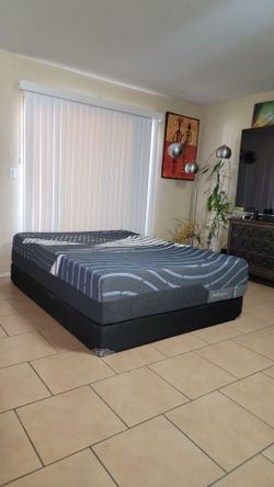 VERY NICE QUEEN SIZE HYBRID MATTRESS AND BOXSPRING FOR SALE! IN GREAT CONDITION,  FREE DELIVERY