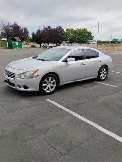 2012 Nissan Maxima ( clean title and smog)