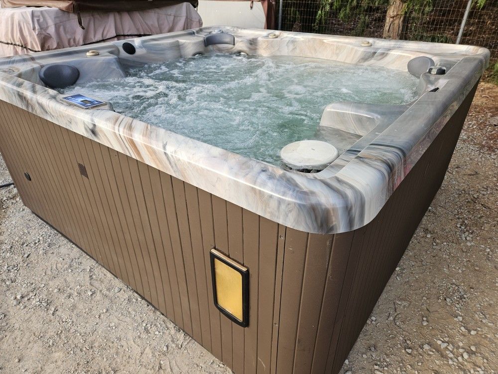 Beautiful 6- Person 2015 Dr. Wellness X6 spa/Hot tub/jacuzzi for sale

