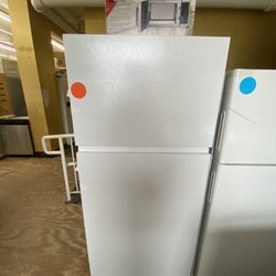 Hisense 28” Top Freezer Refrigerator 