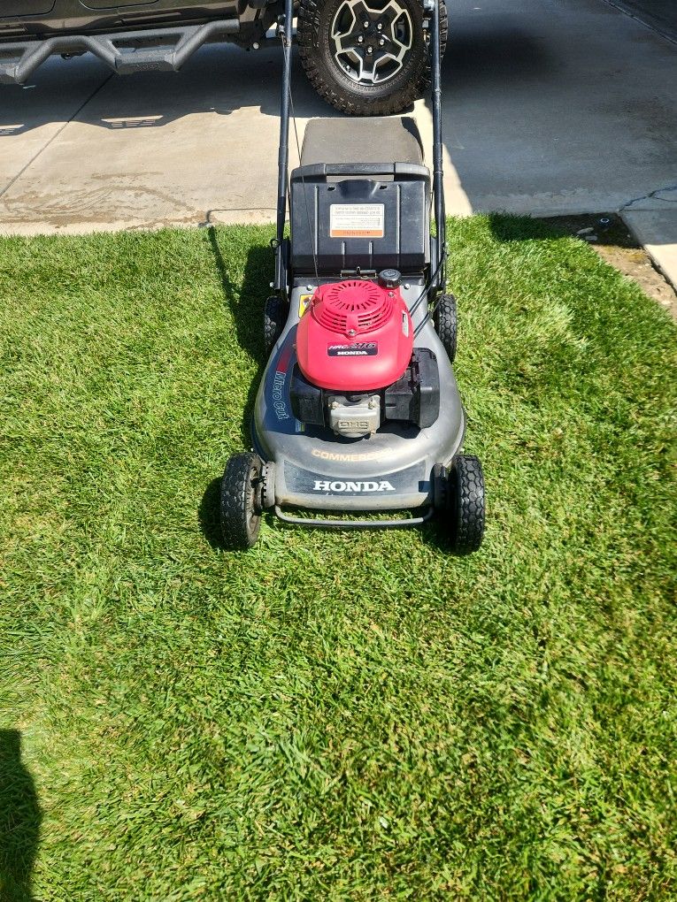 Honda HRC216 COMMERCIAL Lawnmower