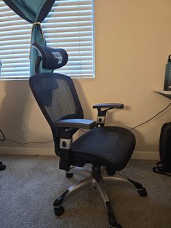 Staples Hyken Ergonomic Mesh Chair – Adjustable Headrest + Lumbar – Excellent Condition – $100