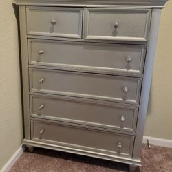 Bedroom Set/Dressers/Nightstand