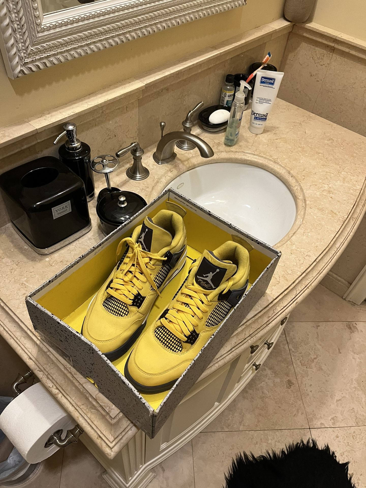 Air Jordan 4 Retro “Lighting” 2022 Yellow