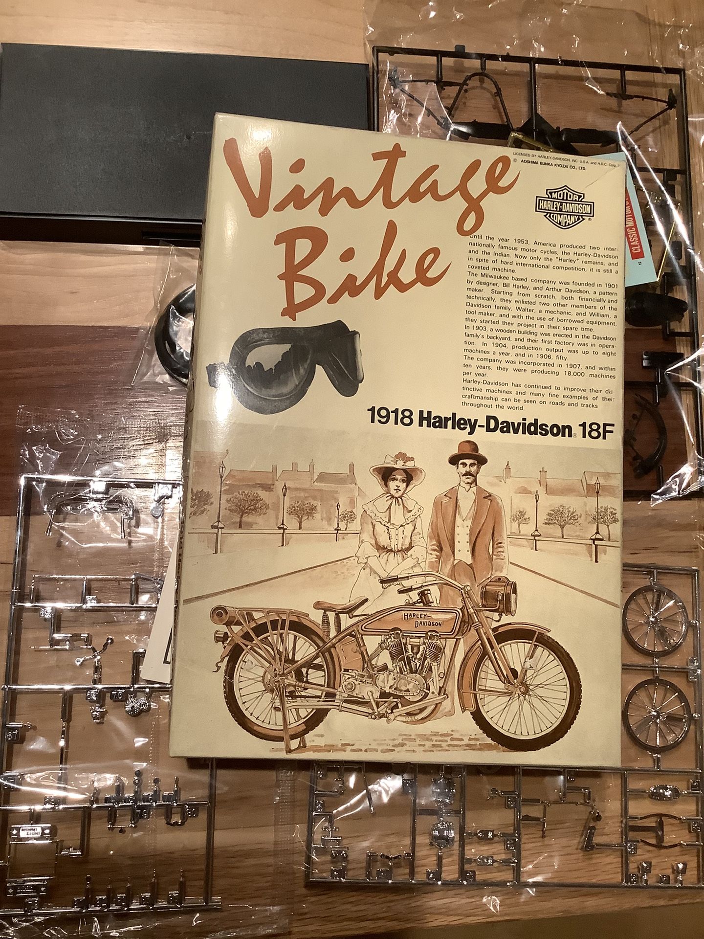 Aoshima vintage bike series 1 - 1918 Harley-Davidson 18f Plastic model kit - New In Open Box