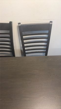 Table 6 chairs great condition