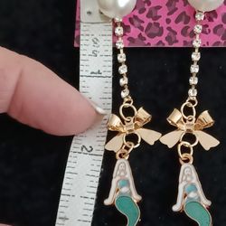 New-BETSEY JOHNSON GOLD PLATE MERMAID& PEARLS EARRINGS