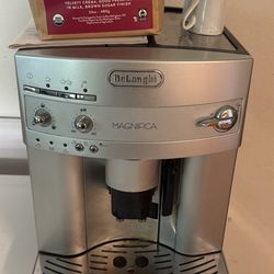 Super-Automatic DeLonghi Espresso Maker — Works Great 