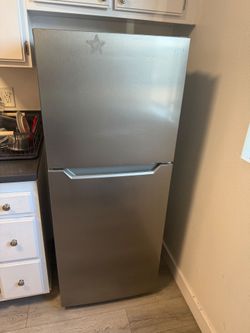 Insignia Top Freezer Refrigrator
