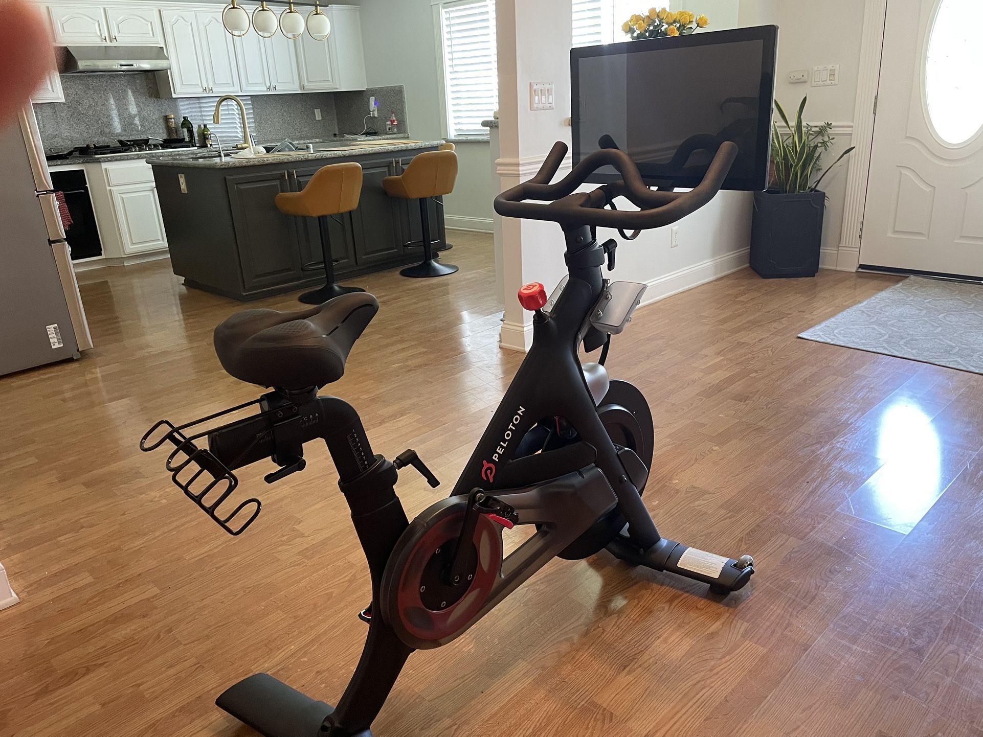 PELOTON BIKE W/ SCREEN! GREAT OFFER!!!!