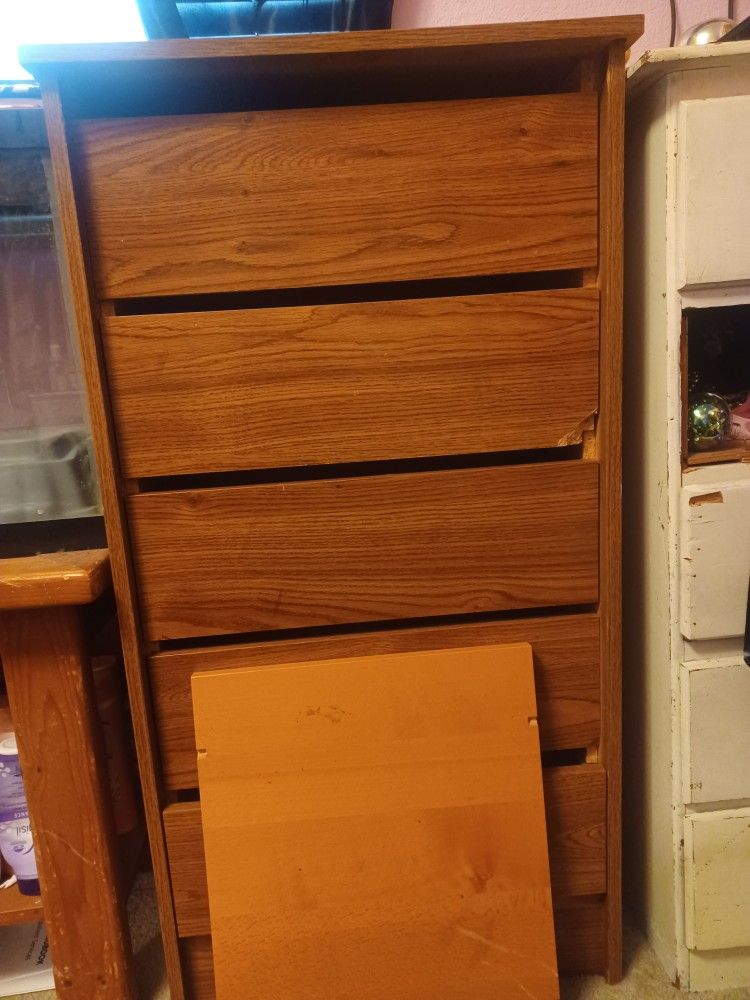 Dresser NEED IT GONE ASAP I NEED THE MONEY FOR WASHINGTON STATE SUMMER CON 80bucks First Come First Serve Whoever Wants It NEED IT GONE BY FRIDAY