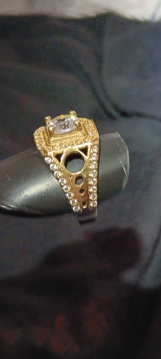 I Selling. Ring 10.k Yellow Gold Size. 8 Good Condition $260. I Live Bernalillo Nm