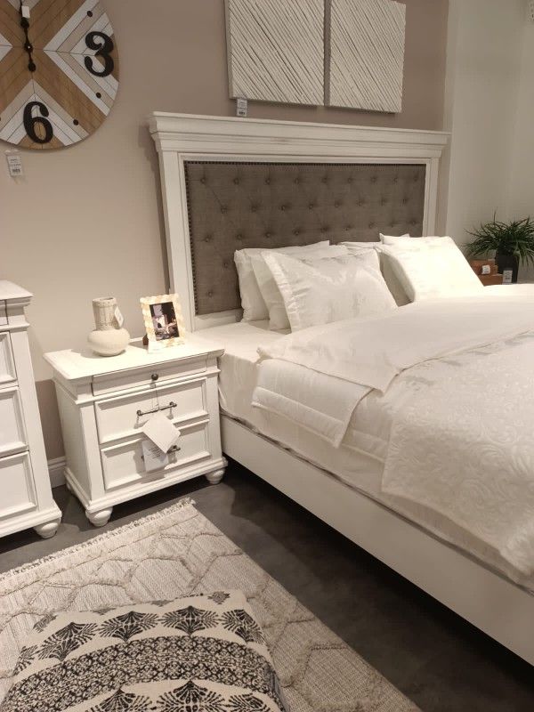 🏵️Kanwyn Queen Bed with Mirrored Dresser
Ashley Furniture$10 Down payment,financing and Delivery Available