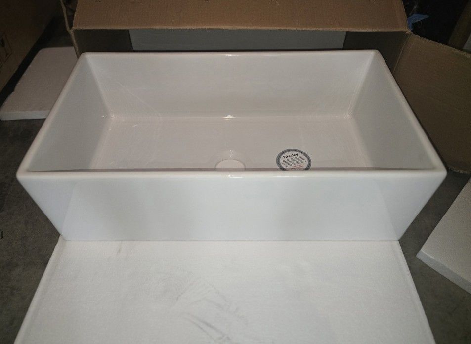 Rowena Farmhouse apron front 33-in x 18-in Fireclay Single bowl Kitchen Sink White