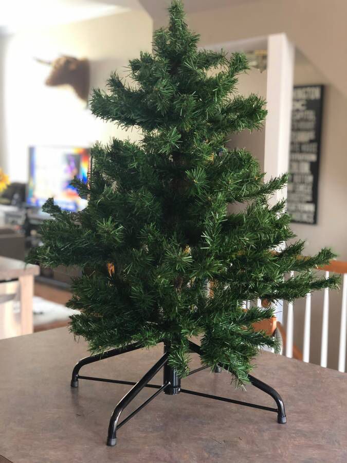 7 Foot LIKE NEW! $400 Green Pine UNLIT Artificial Christmas Tree