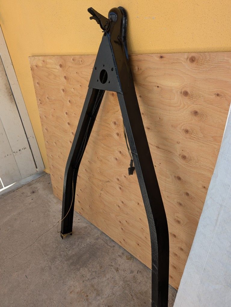 Trailer Towing Hitch With Wires About 5 Ft In Very Good Condition