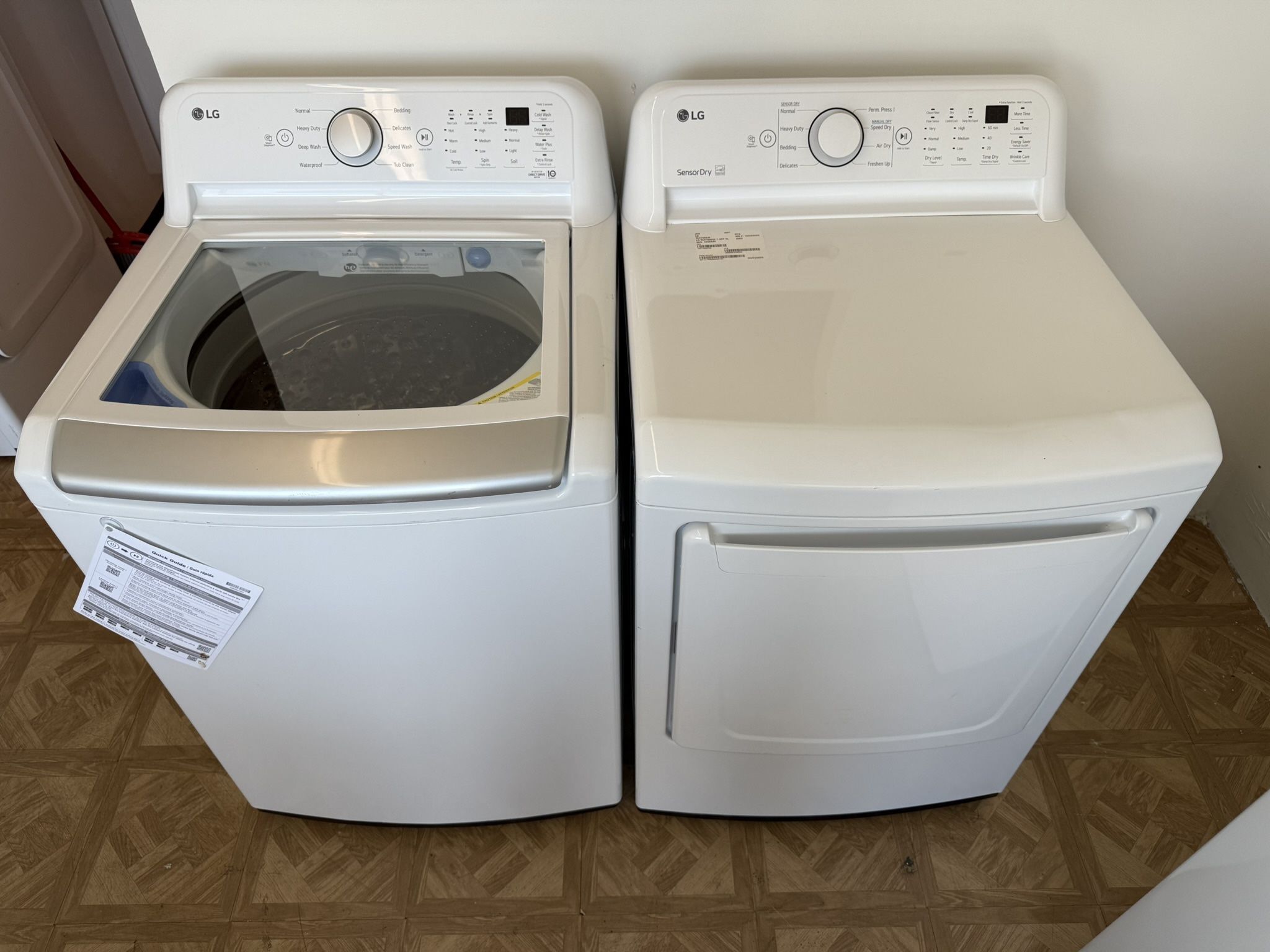 LIKE NEW LG GLASS DIAMOND WASHER AND DRYER SET.
