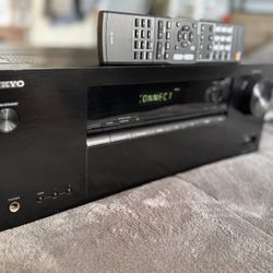 ONKYO TX-SR373  5.2 channel A/V 4K Receiver with built-in Bluetooth, Free HDMI cable (Great Condition) very clean Like New