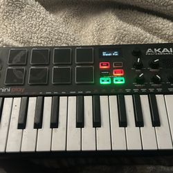 Akai MPK Mini Play Portable Keyboard (Missing USB Cord)