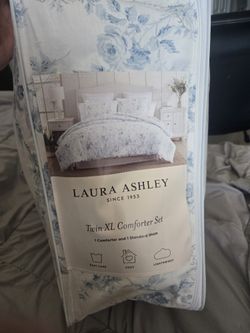 Laura Ashley Belinda Midweight Comforter Set