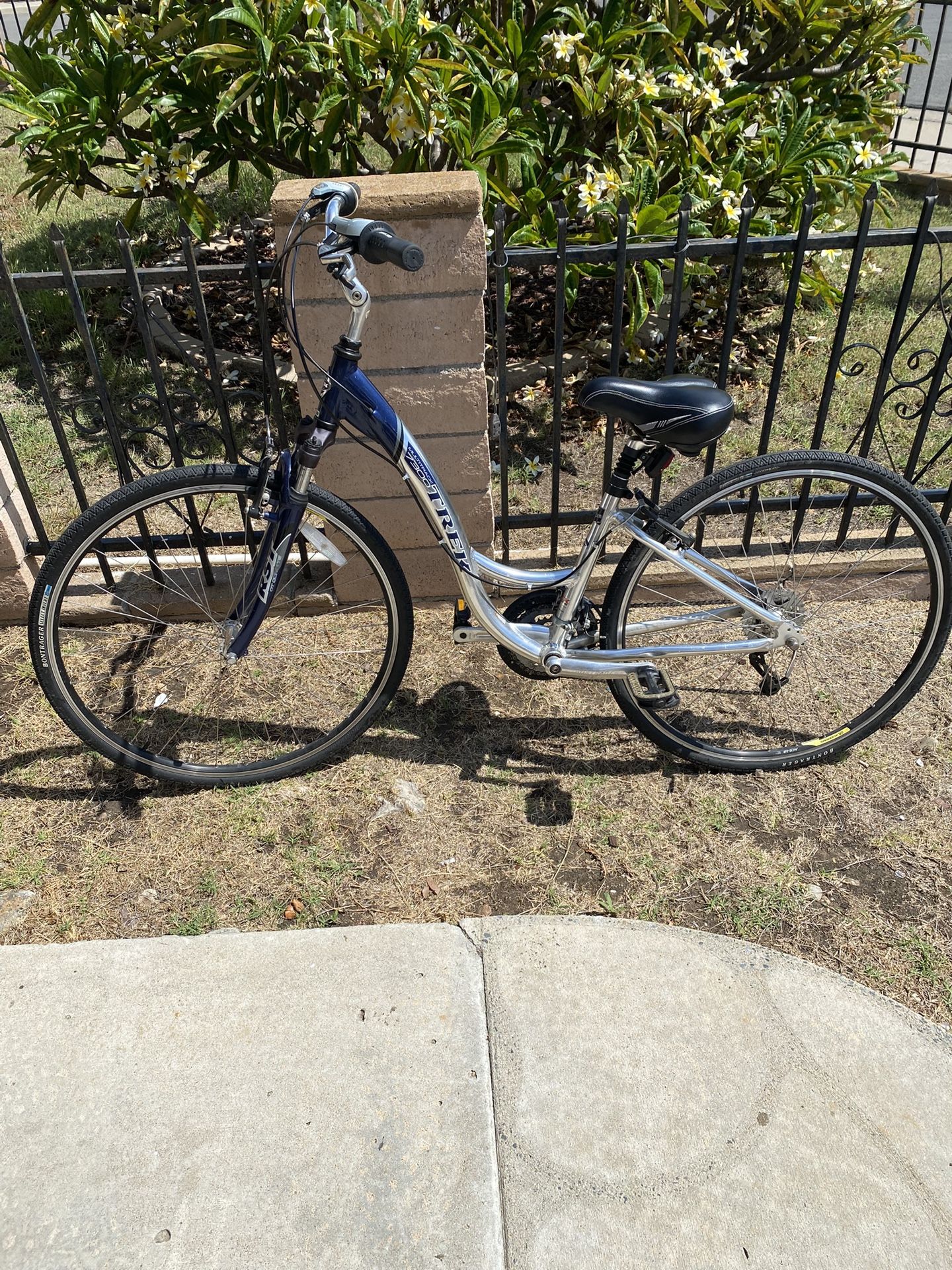 Trek Women’s / Teen Comfort Bike Multitrack 7300