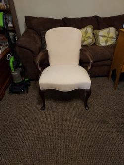 Beautiful Accent Chair Pen Stripes In Good Condition No Pets Or Smoking Only 25$