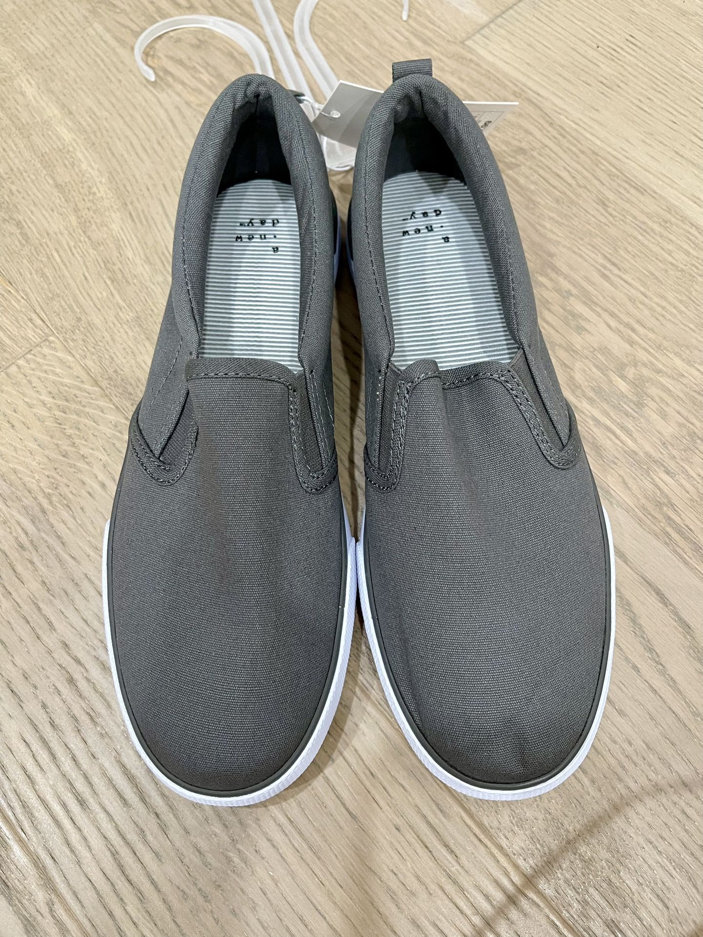 Canvas Low Top Slip On Sneakers 8M