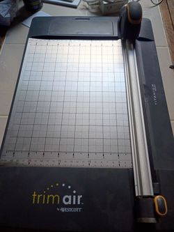Paper cutter with paper