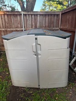 Rubbermaid Storage unit