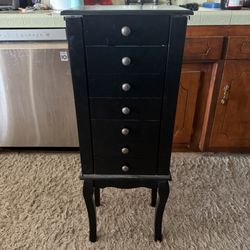 Freestanding jewelry box