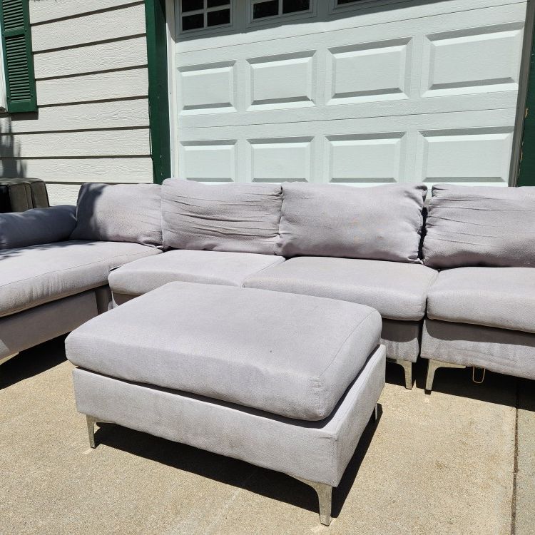 *FREE DELIVERY* Clean Modular Sectional Couch W/ Reversible Chaise And Ottoman