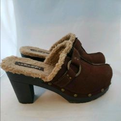 Unionbay clogs. 9.5M. Brown suede.