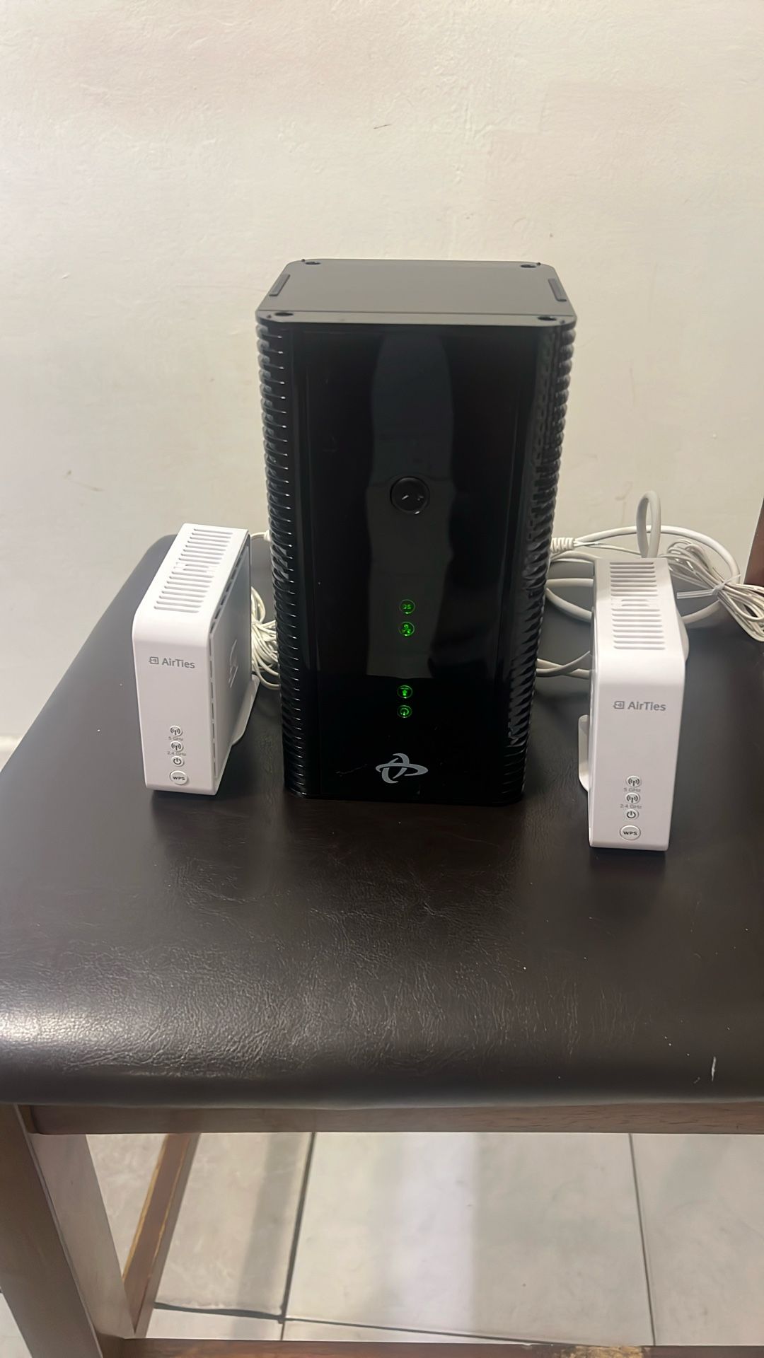 Hitron Docsis 3.1 Cable Modem Route. And. (2) AT&T Air 4920 Air Ties Smart WiFi Extender