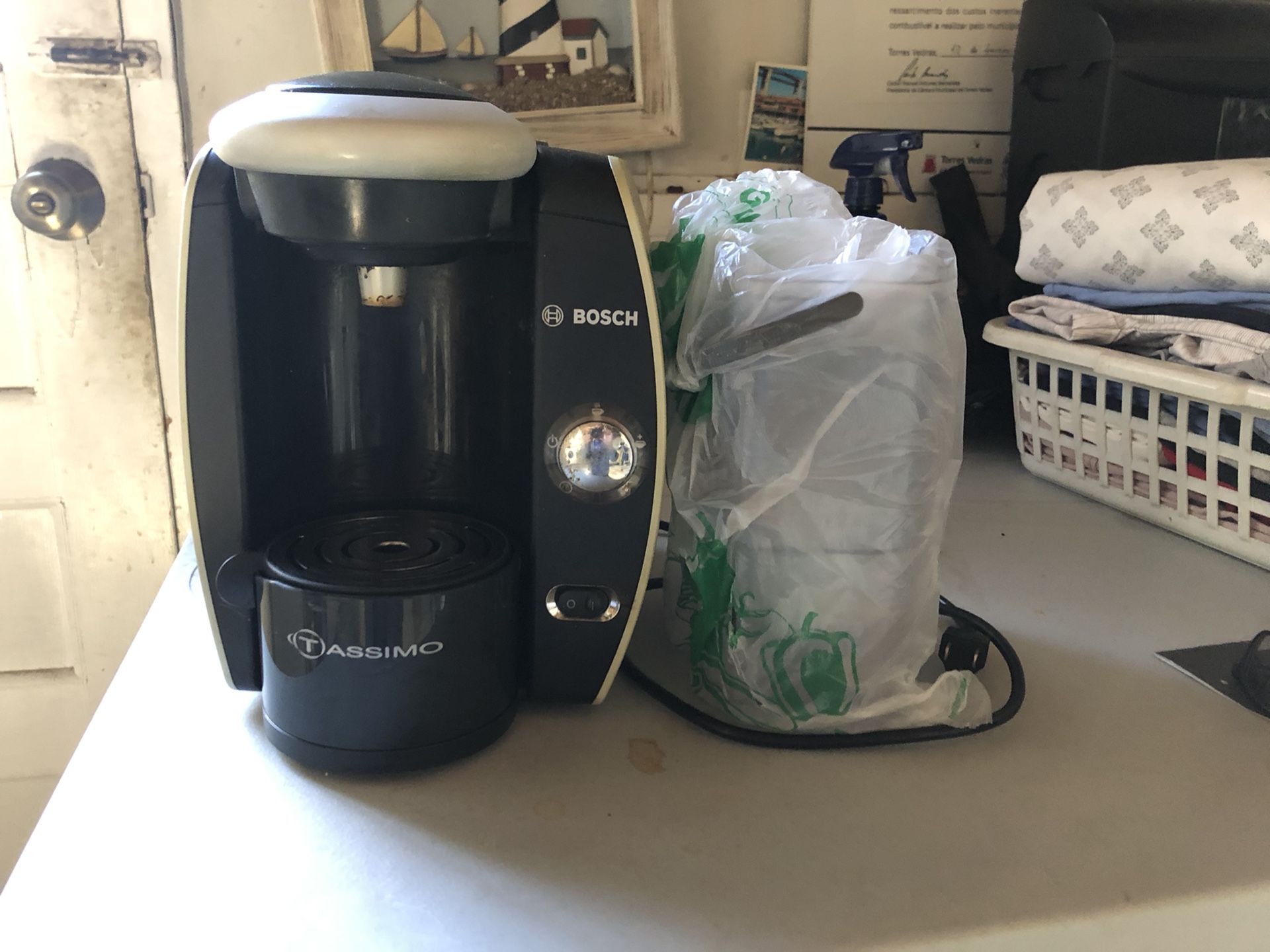  Bosch Tassimo Coffee & Espresso Maker T45 Single Cup T-Disc TAS4511UC/01 Silver. Coffee machine has been tested and works. Comes with two new mavea w