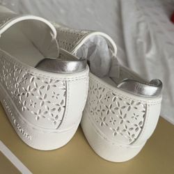 NEW Sz 6.5 Fit 7 Michael Kors Off White Flats. SALE. Only. $60. 🍀