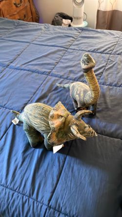 JURASSIC PARK STUFFED DINOSAURS.