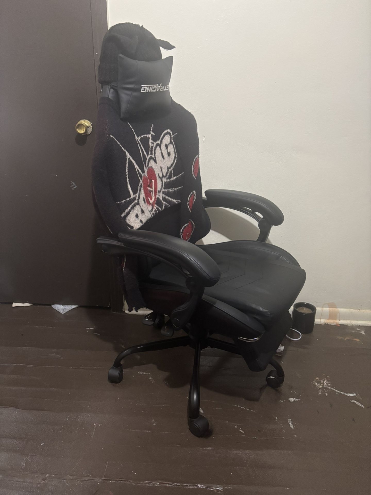 gaming chair best price good condition only used for a month