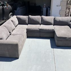 *Free Delivery* Grey Sectional Couch